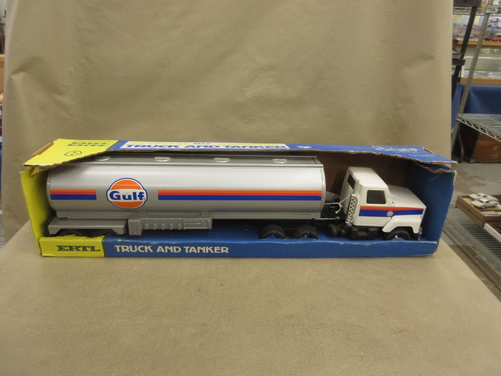 Ertl pressed metal Gulf truck and tanker