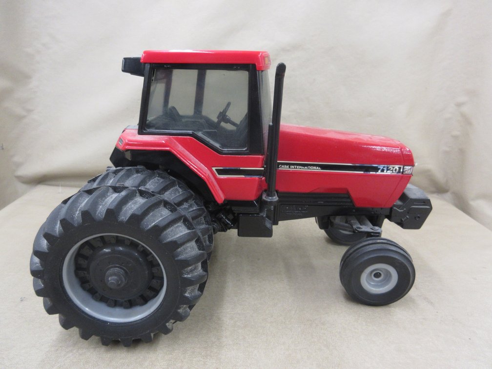 Ertl die cast Case International 7120 toy tractor