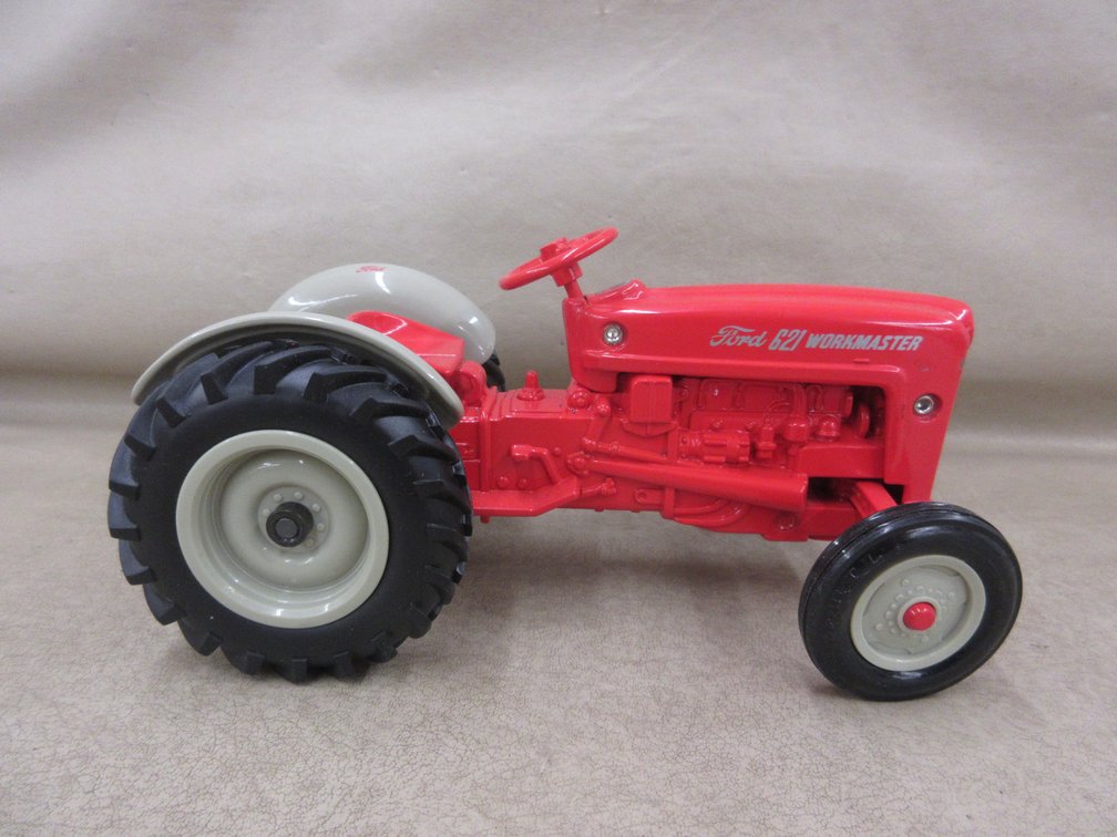 Ertl die cast Ford 621 Workmaster toy tractor