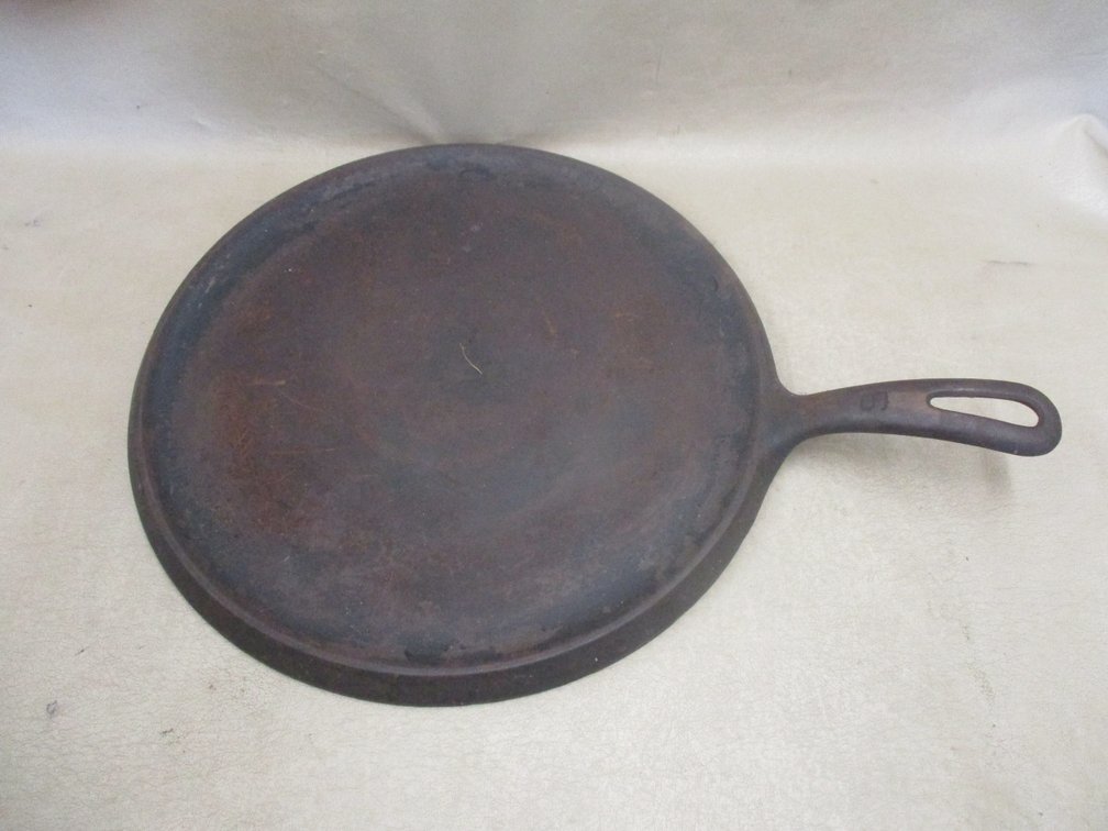 Griswold cast iron round handle griddle pan