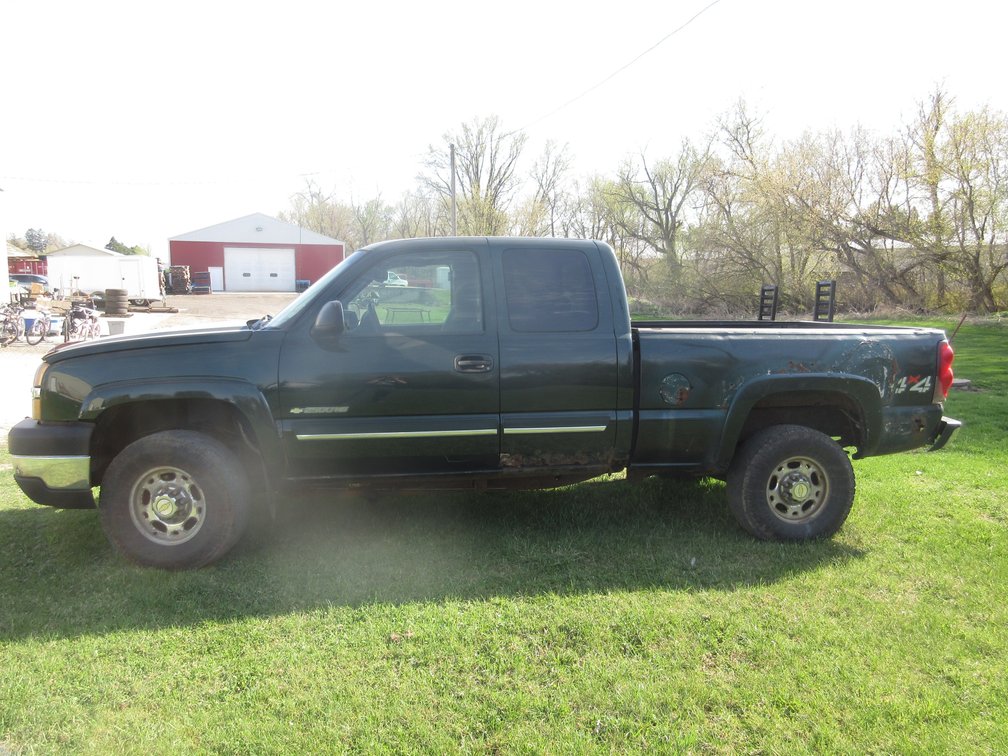 2003 Chevrolet Silverado 2500 HD Pickup Truck (runs and drives)