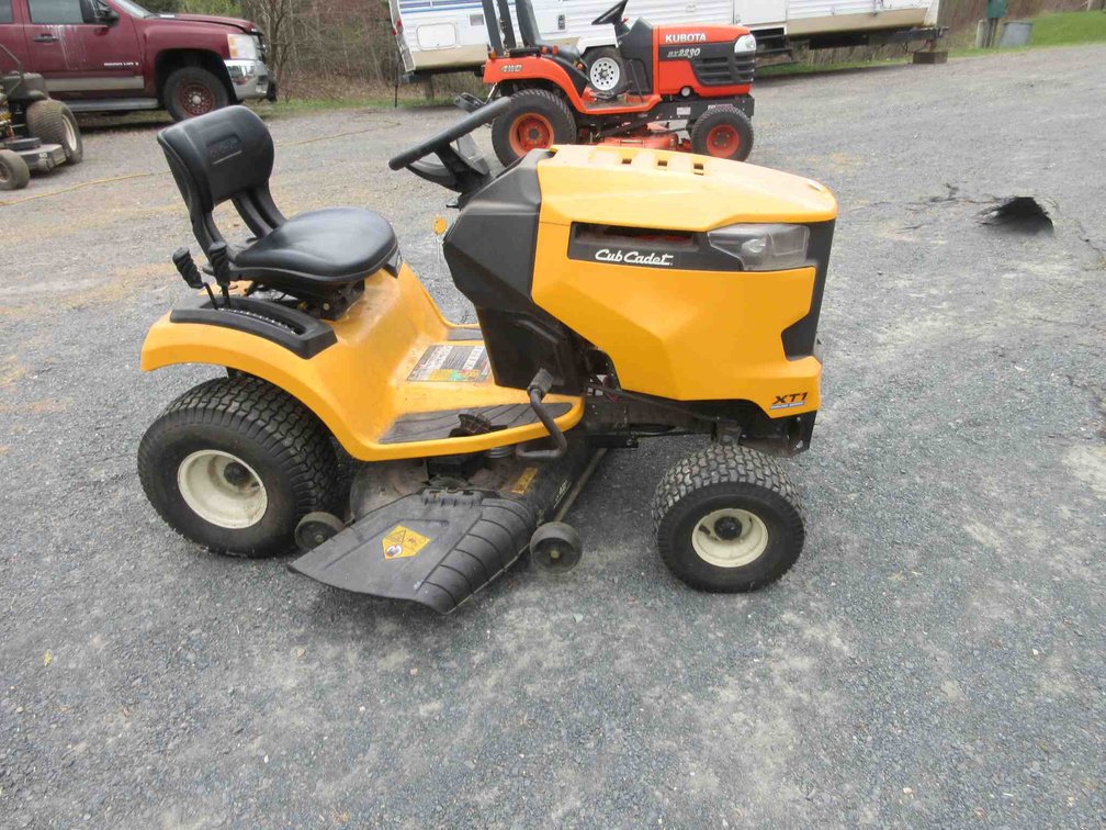 2017 Cub Cadet XT1 Enduro Series rider mower (runs & drives)