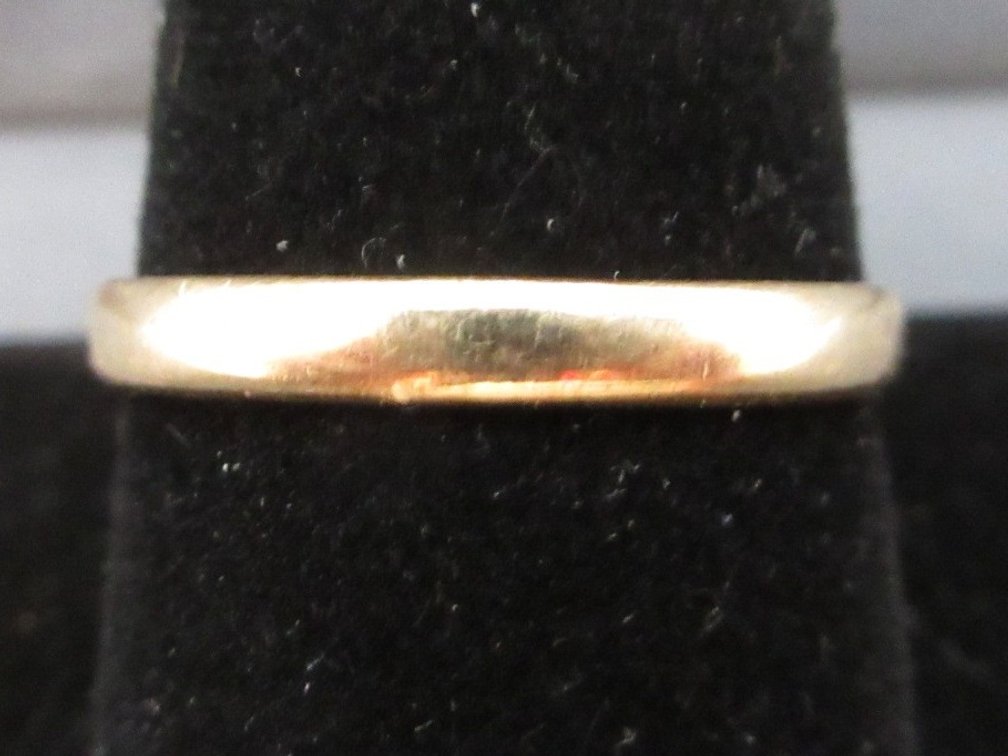 14K yellow gold wedding band