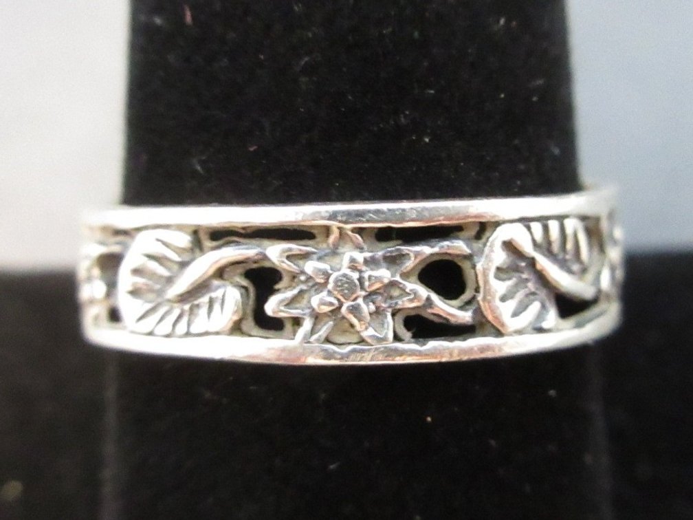 Unmarked silver color flower and leaf band