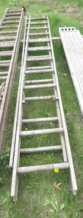 Aluminum extension ladder