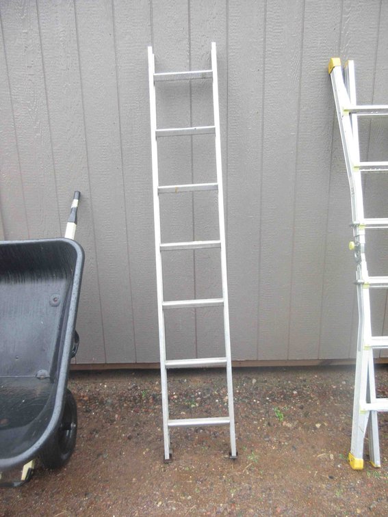Aluminum extension ladder section