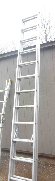 Aluminum extension ladder