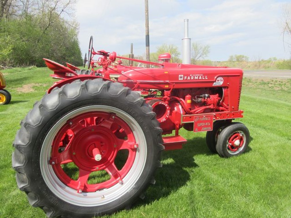 1954 International Harvester McCormick Farmall Super MTA gas tractor (runs & drives)