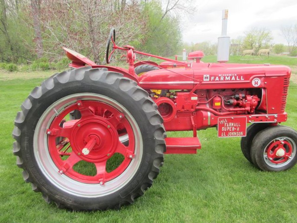 1954 International Harvester McCormick Farmall Super-H gas tractor (runs & drives)