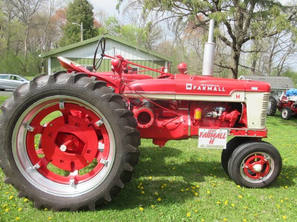 1947 International Harvester McCormick Farmall H gas tractor (runs & drives)