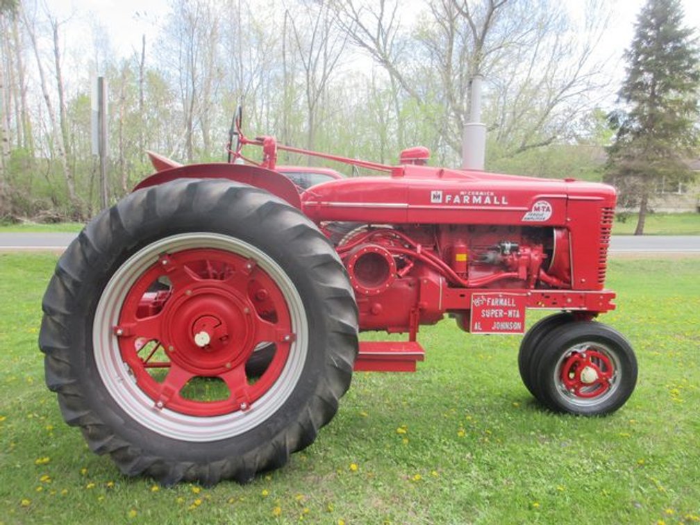 1954 international Harvester Super M-TA gas tractor (runs & drives)