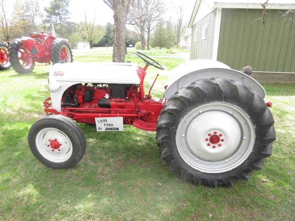1950 Ford 8N gas tractor (runs & drives)