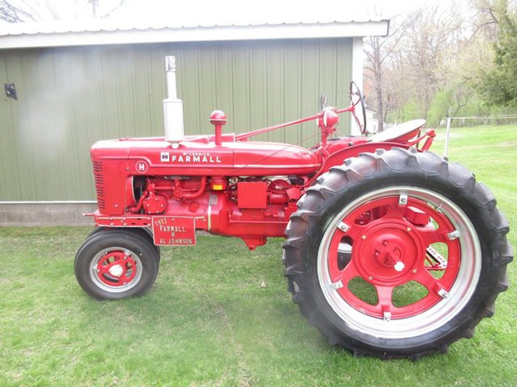 1947 International Harvester McCormick Farmall H gas tractor (runs & drives)