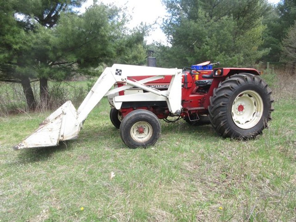 International 684 diesel tractor with loader (runs & drives)