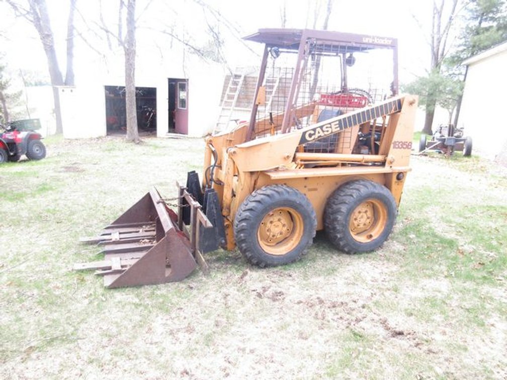 Case 1835B Uni-Loader diesel skid loader (runs & drives)