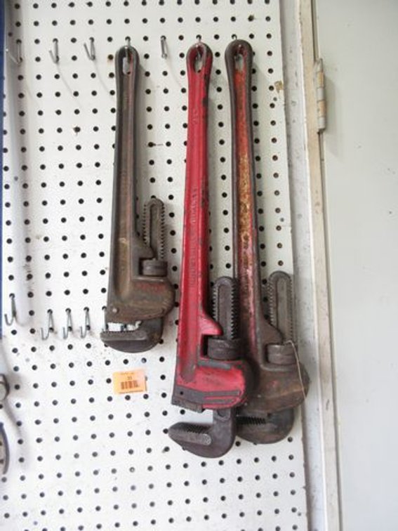 (3) Pipe wrenches