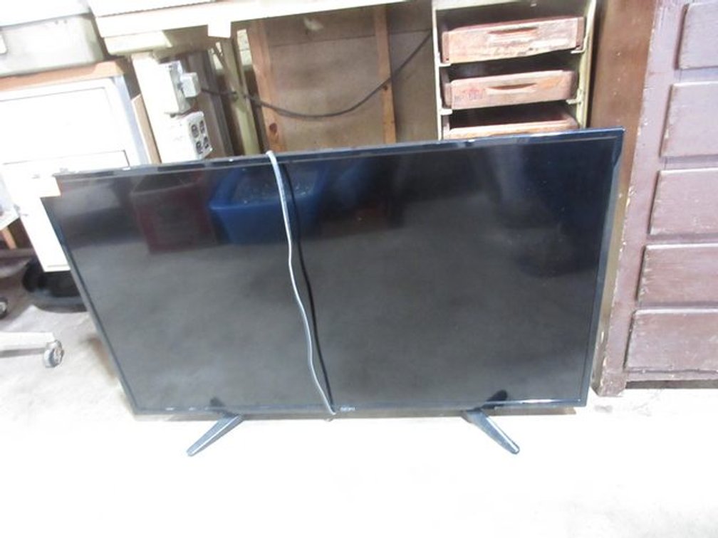 Seiki 43" flat screen TV (no remote)