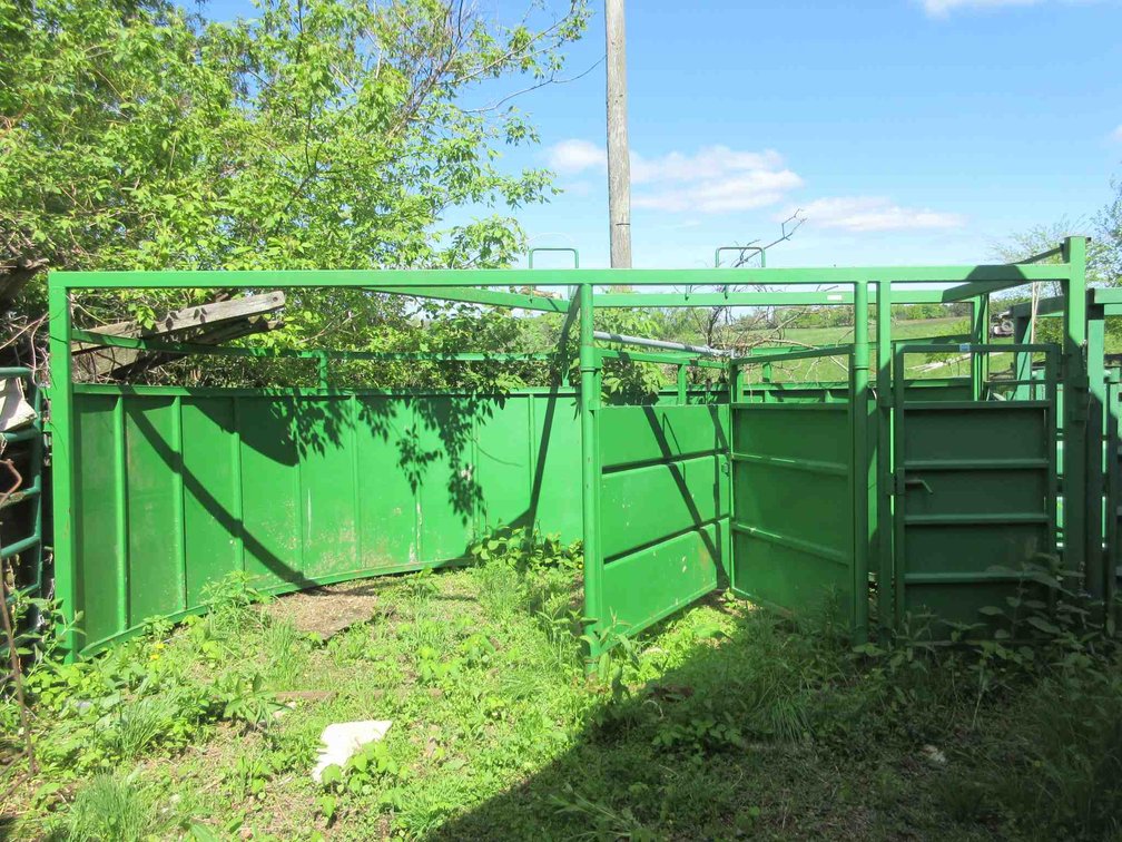 Half round separator corral