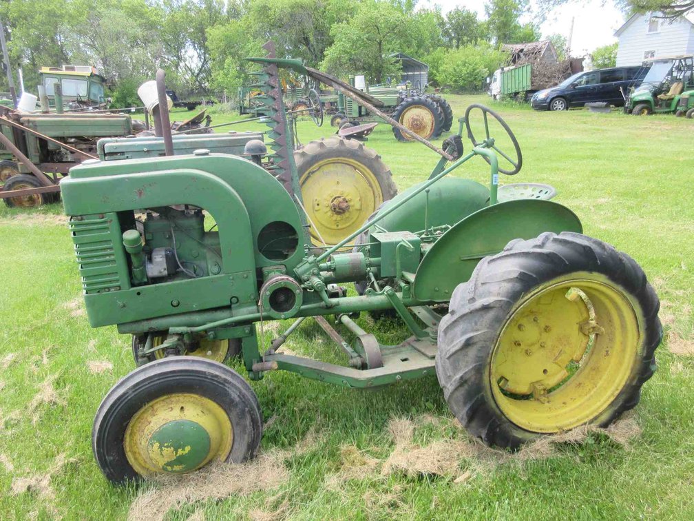 John Deere LA gas tractor (non-running)