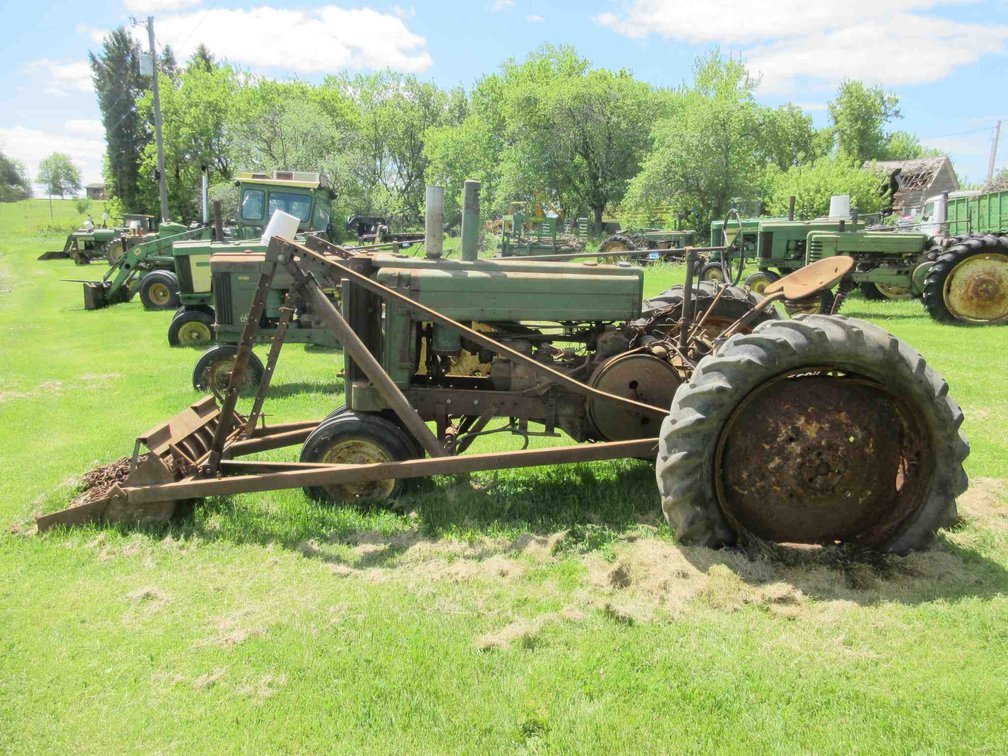 John Deere gas tractor with loader (non-running)