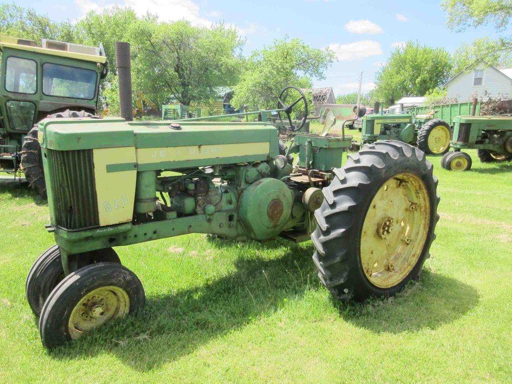 John Deere 620 gas tractor (non-running)