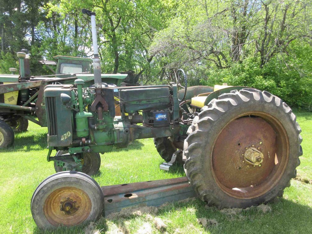 John Deere 420 gas tractor (non-running)