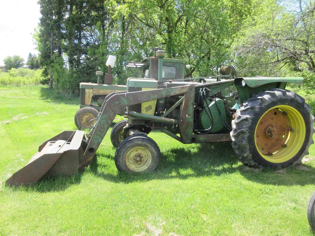 John Deere 720 diesel tractor with loader (non-running)
