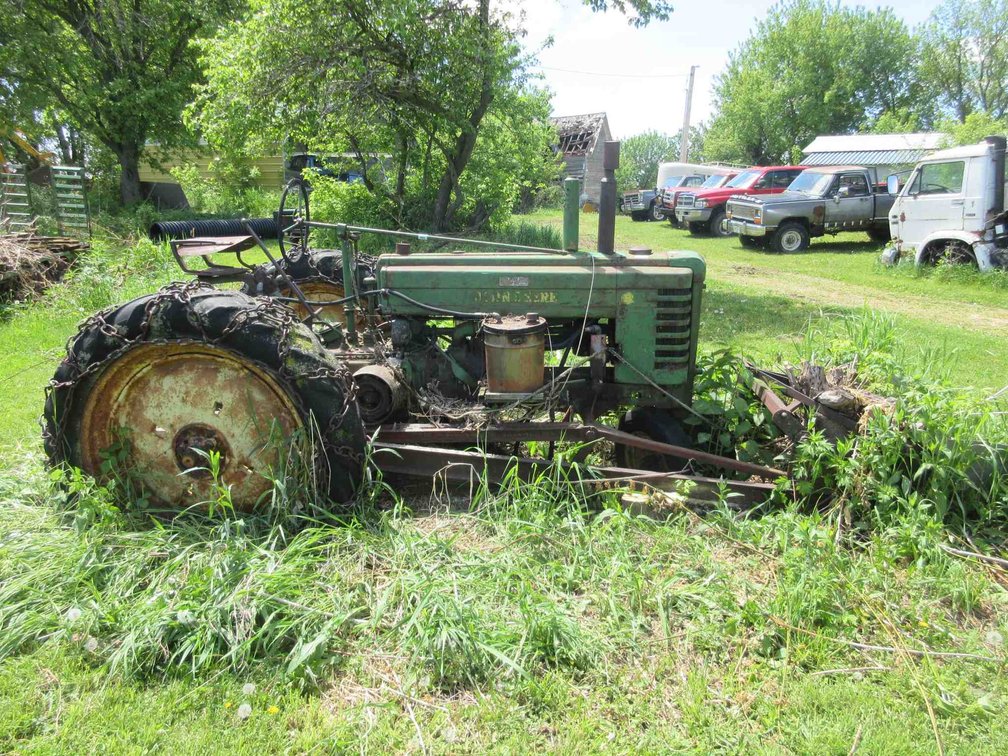 John Deere B gas tractor with loader (non-running)