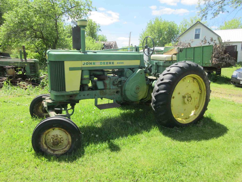 John Deere 720 diesel tractor (non-running)