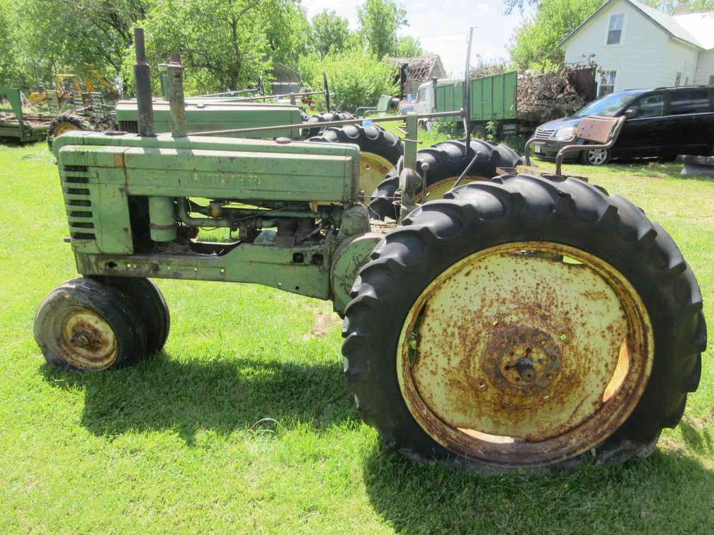 John Deere B gas tractor (non-running)