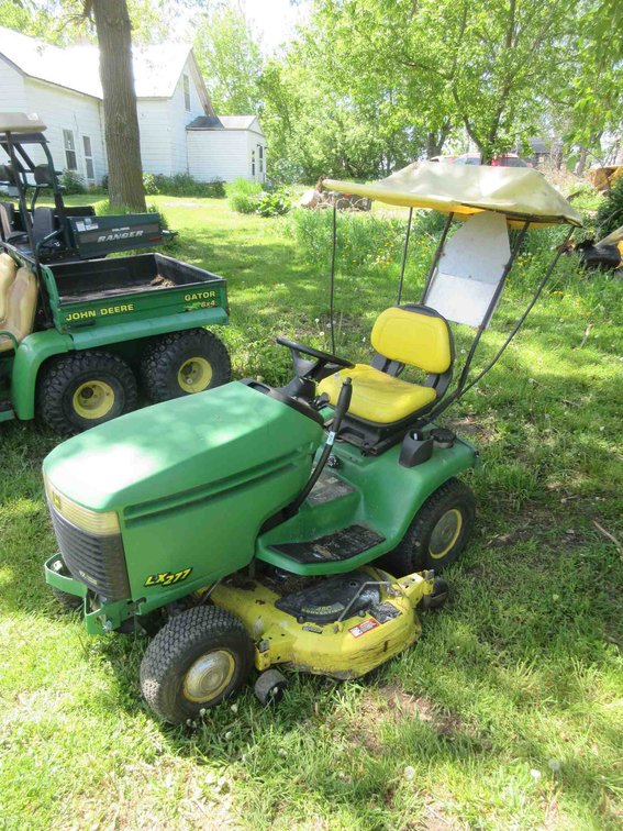 John Deere LX277 rider mower (runs & drives)