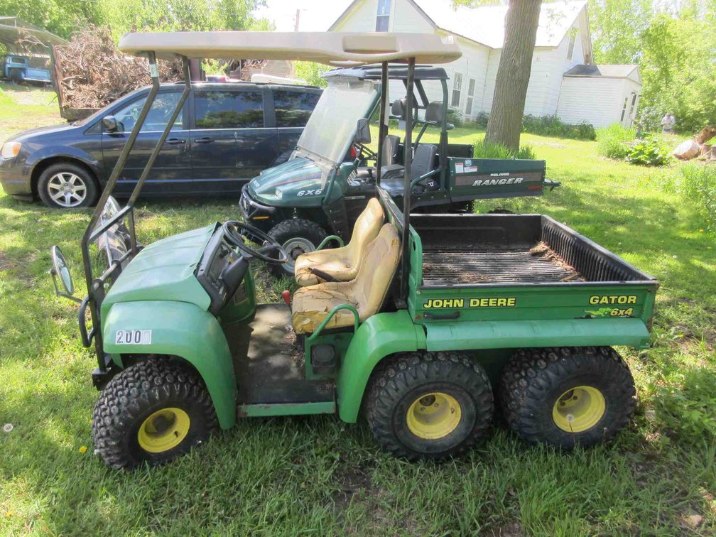 John Deere 6x4 gator (runs & drives)