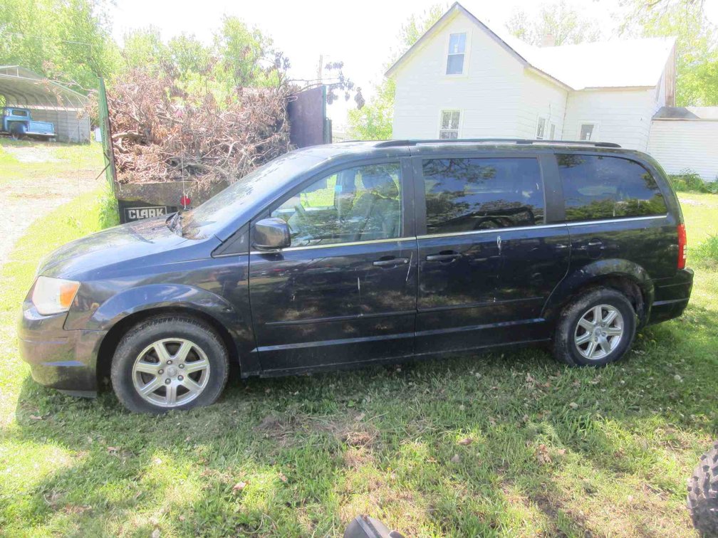 2008 Chrysler Town & Country Touring mini van (runs & drives)