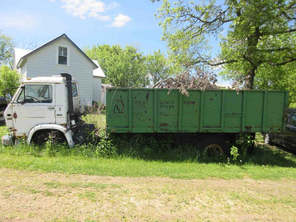 1989 Peterbilt 13-210 truck with dump box (non-running)has title