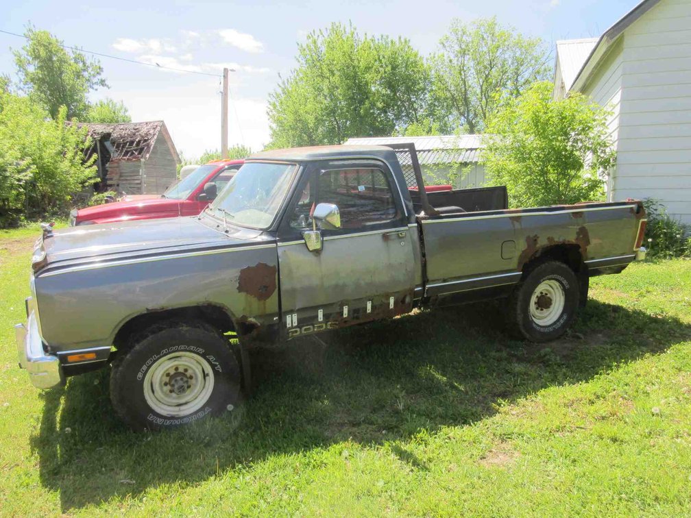 1989 Dodge W20 diesel truck (runs & drives)