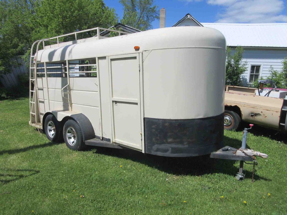 2000 Calico Trailers tandem axle horse trailer