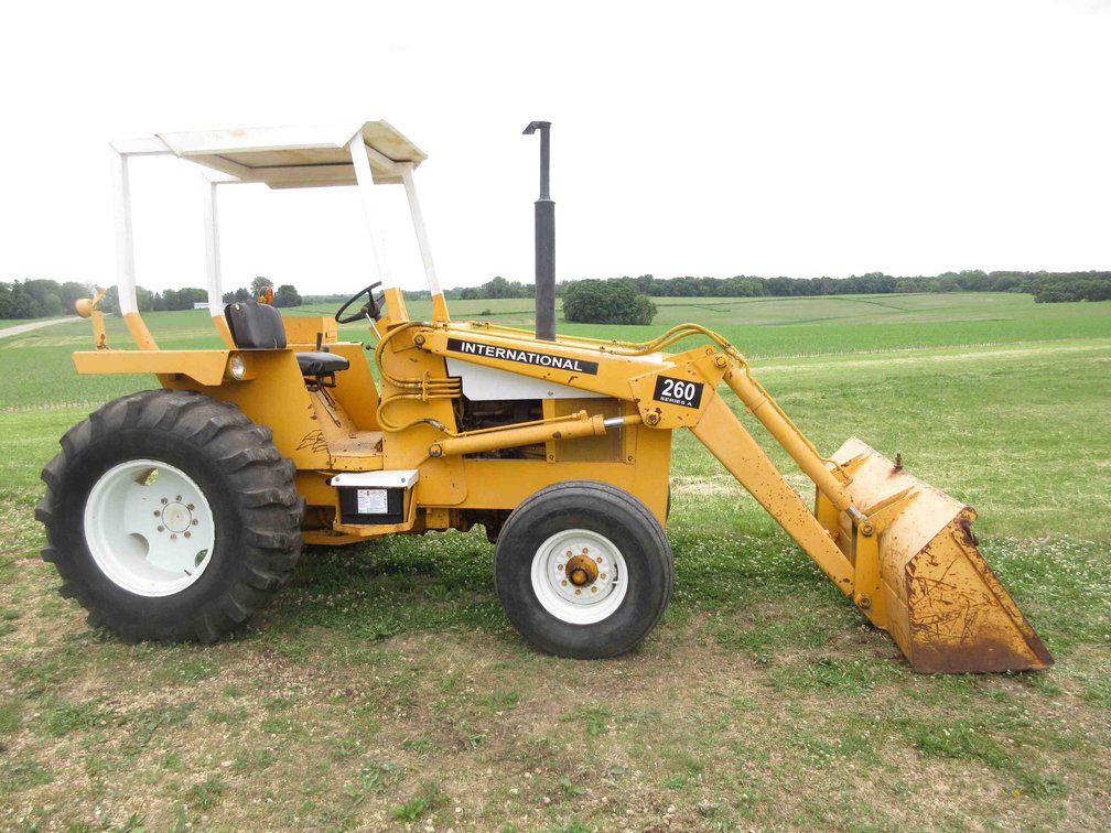 International 260 Series A diesel tractor loader (runs & drives)