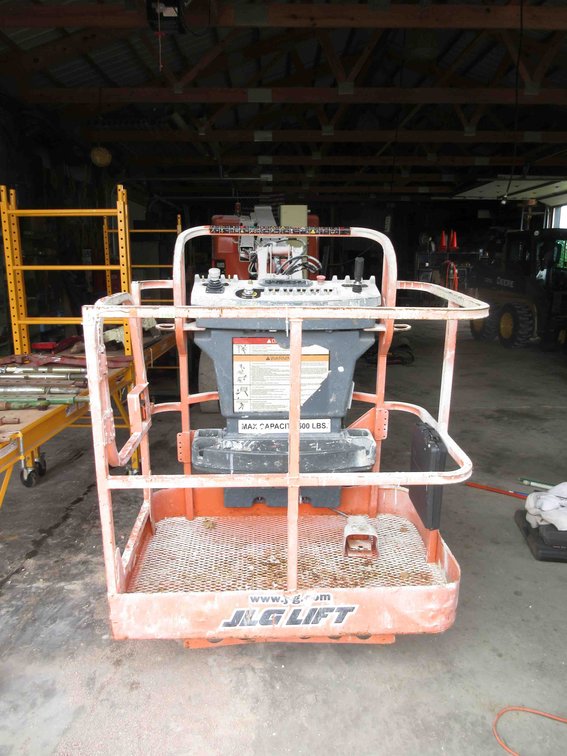 JLG E300AJP electric man lift (runs & drives)