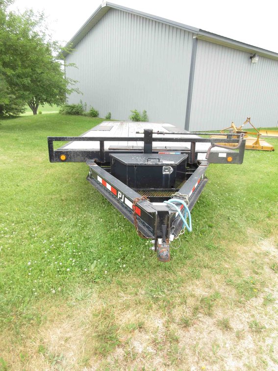 2017 PJ Trailers 14,000lb tandem axle tilt bed trailer (has title)