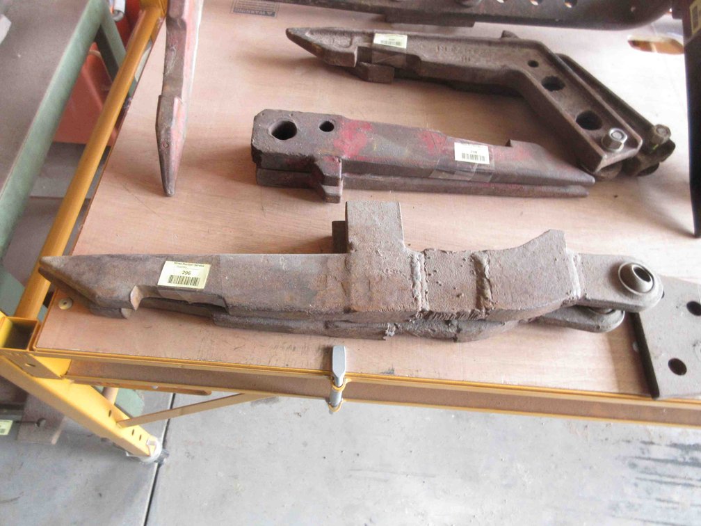 (2) 2pt quick hitch bars