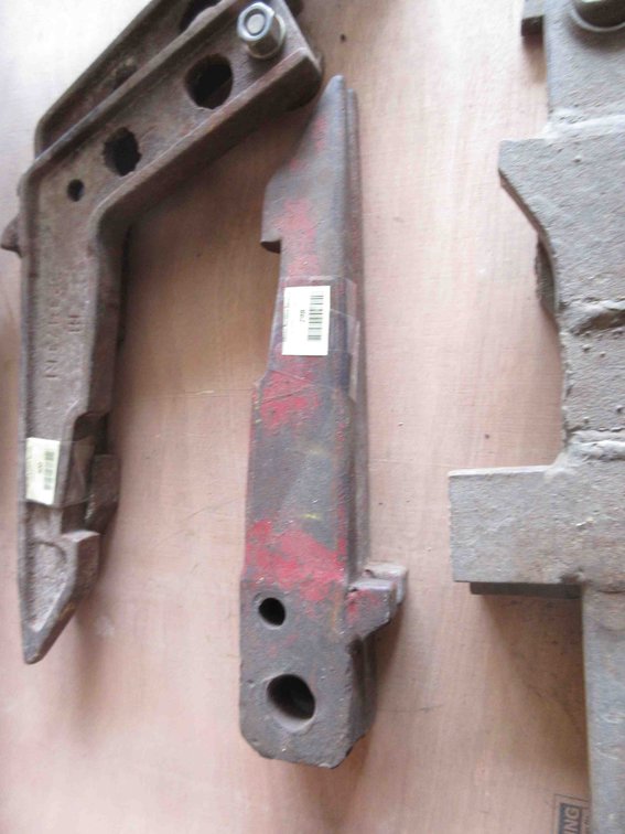 (2) 2pt quick hitch bars for implement