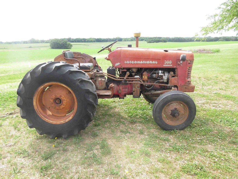 International 300 Utility gas tractor (runs & drives)
