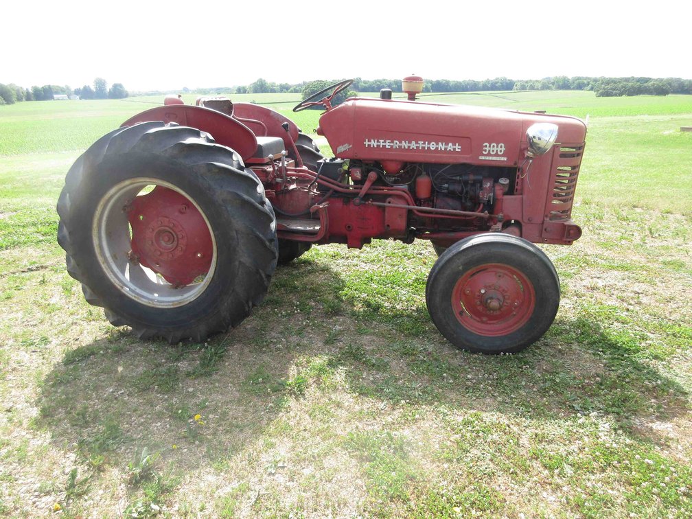 International 300 Utility gas tractor (runs & drives)