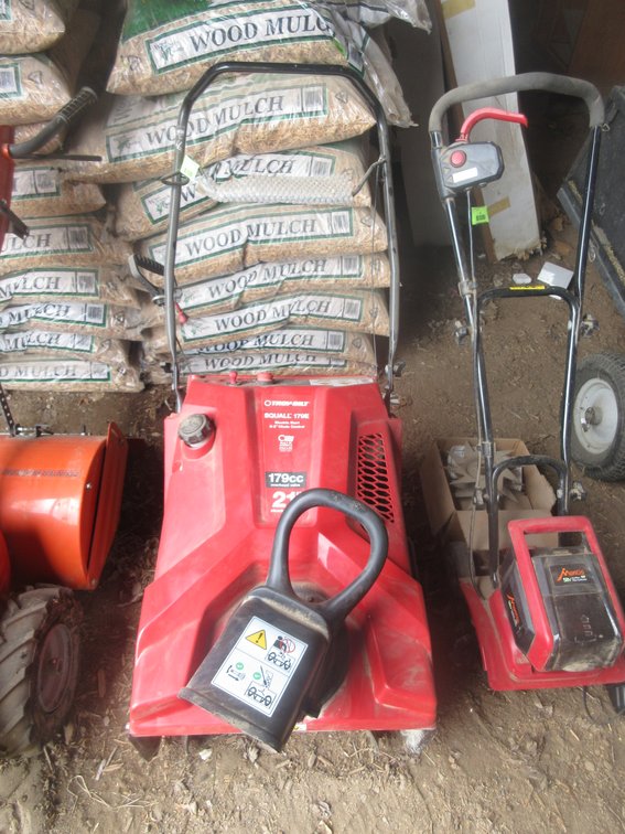 Troy-Bilt Squall 179E gas snow blower