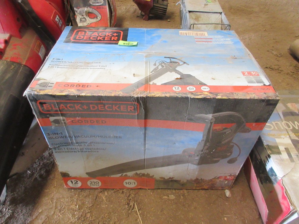 Black & Decker electric 3-in-1 blower/vacuum/mulcher