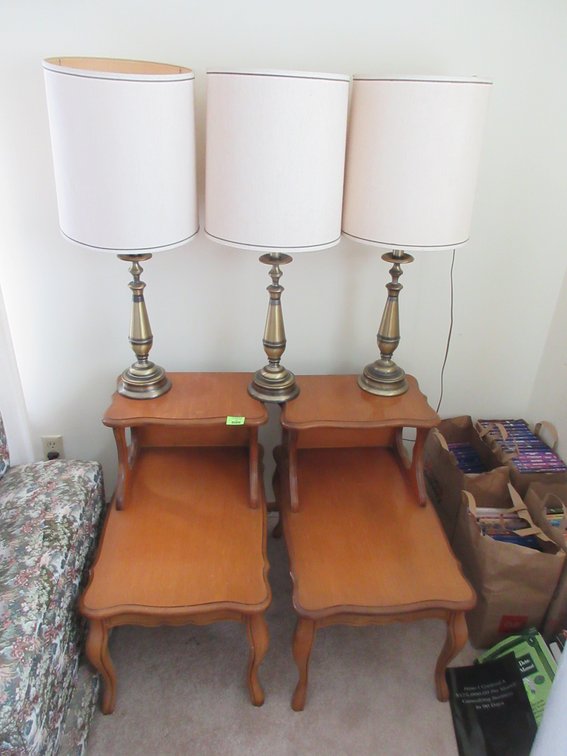 Vintage 2-piece living room table set and (3) lamps