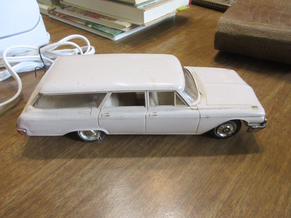 Hubley 1962 Ford Country Sedan dealership model