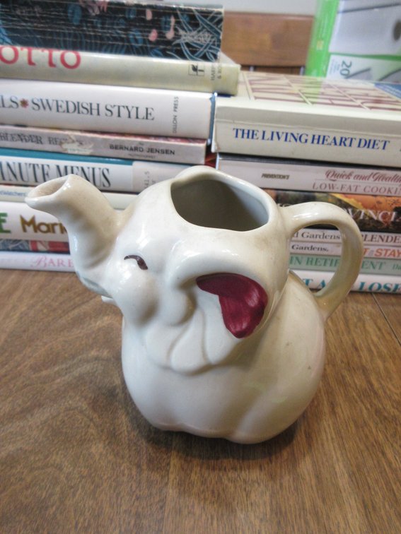 Shawnee elephant creamer