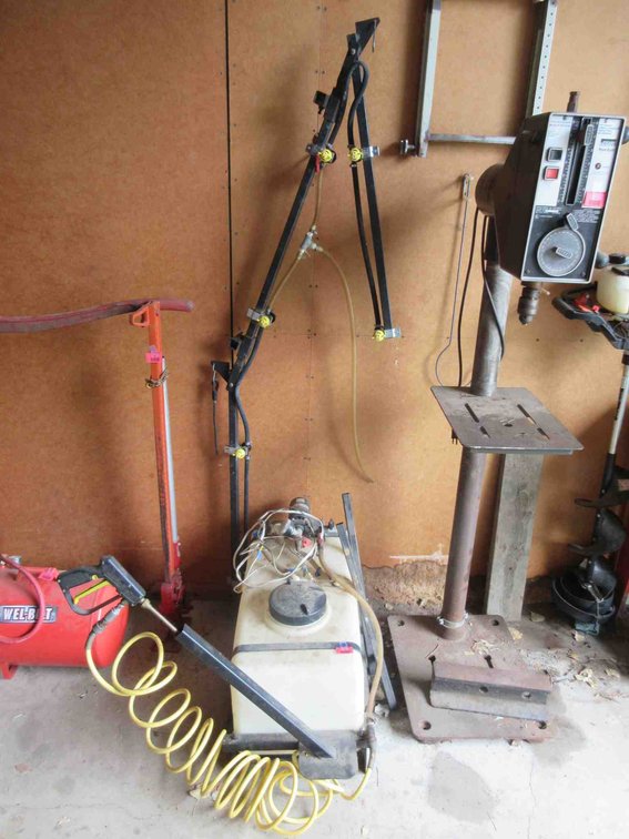Electric lawn sprayer