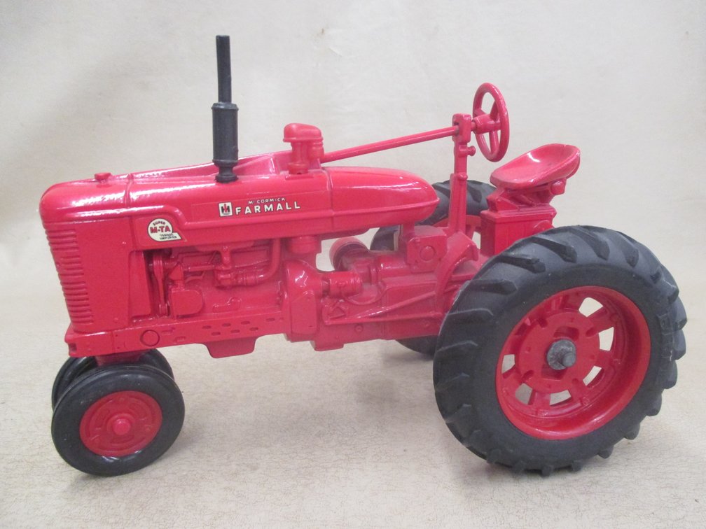Ertl Farmall Super M-TA tractor